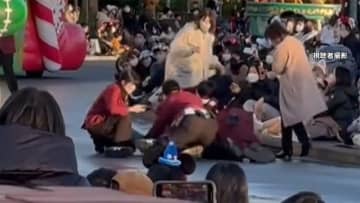 速報 東京ディズニーランドでパレードに男が乱入 迷惑行為 で取り押さえられ 現行犯逮捕 千葉県警 チバテレ プラス