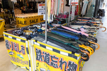 激安の堀出し物が見つかる ブランド傘6割引き 高級イヤホン7割引き 物価高騰の今注目される 鉄道忘れ物市 チバテレ プラス