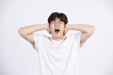 「壁が薄すぎてもはや壁などないレベル」学生寮で不眠症に…男性が取った解決策は？