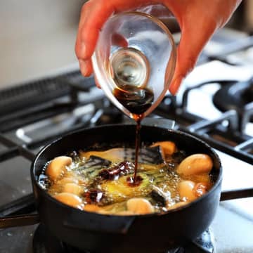 「黒アヒージョ」千葉の新たなご当地グルメに　県がコンテスト参加募集、テレビCMも　県産しょうゆ条件