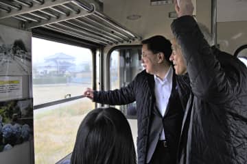 米大使が千葉・小湊鉄道に乗車　松野長官、地元で案内