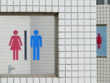 10代で「お尻丸出しで用を足している姿」を不特定多数にさらけ出してしまった！女性のトラウマ体験