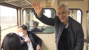 鉄道好き米・エマニュエル大使「ローカル線の旅」　松野長官と小湊鉄道に乗車