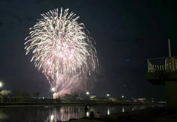 冬空に色とりどりの大輪　1116発のサプライズ花火　千葉・多古