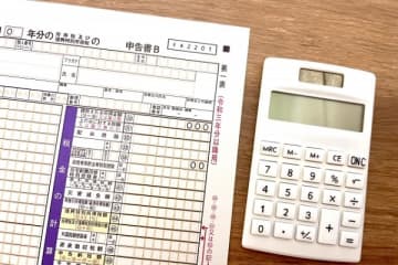 「もし独身税が導入されたら？」という投稿に「竹槍持って闘う」など反発の声相次ぐ