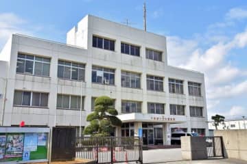 スーパーに車突っ込む　運転の91歳男性けが　アクセルとブレーキ踏み間違えか　いすみのベイシア