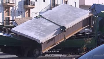 【あわや】5トンの”鉄の塊”が荷崩れ　トラック左折でズレたか　巻き込まれた車なし　千葉市