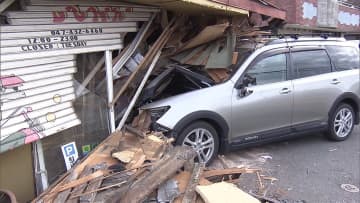 雑貨店に車が突っ込む　シャッターや壁 激しく壊れる
