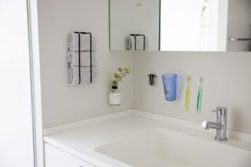 「ここまで浮かせる!?」浮かせ収納の達人に聞いた！目からうろこの発想で水まわりすっきり