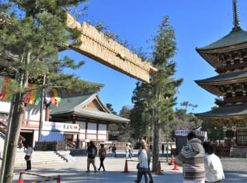 成田山新勝寺　初詣客を出迎える大しめ縄　迎春へ重さ200キロ飾り付け
