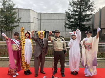 通天閣・恒例『干支の引継ぎ式』「こんな生活“タイガー”い」「来年こそ、願い叶”うさ”！」無観客の天王寺動物園、トラとウサギが口上