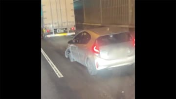 タイヤなく...ホイールで走行　火花を散らして猛スピード