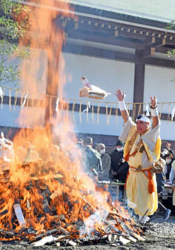 1年の感謝込めお焚き上げ　成田山新勝寺　空高く燃えさかる炎に3万札投げ入れ