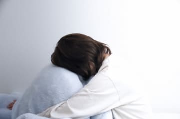 「誰にも言わないでね」と不倫の相談をしたら、6人の前で「ベラベラと喋り出した」親友と絶縁