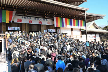 新年の期待込め手合わせ　成田山新勝寺　初詣に長蛇の列　参道もにぎわい戻る