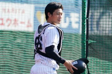球界屈指の「バズーカ」がなぜ出戻り？　わずか1年半…居場所なかったロッテ捕手事情