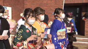 18歳で成人となり初めての成人の日　消える「ハタチの成人式」