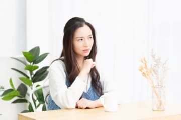 年収850万円の女性、勝手に家を漁って通帳を見た友人と絶縁