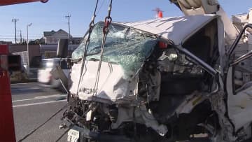 【速報】高所作業車と軽乗用車が衝突　信号機に突っ込み2人けが