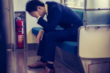 電車内で「爆音動画おじさん」に遭遇！　「目が合ってしまい、近寄ってきて足で小突かれました」