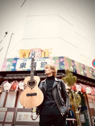 a flood of circle 佐々木亮介が『浅草フランス座演芸場東洋館』にて真剣勝負の弾き語り2マンイベントを始動！初回ゲストは中田裕二　弾き語り2マンシリーズ"雷よ静かに轟け" 開催！