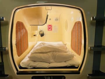 「出張ではネットで最安値のカプセルホテルに宿泊する」年収1900万円の男性の生活
