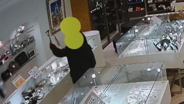 【窃盗の瞬間】ショーケースたたき割り高級腕時計460万円相当を次々と…数分前に“犯行メンバー”が客装い下見する姿も