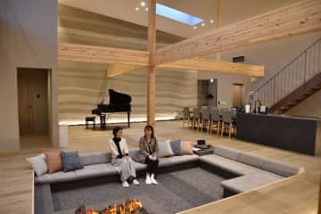 鴨川に一棟貸し切りの宿泊施設オープンへ　全室に温泉・サウナ　プールやシアター付きの棟も