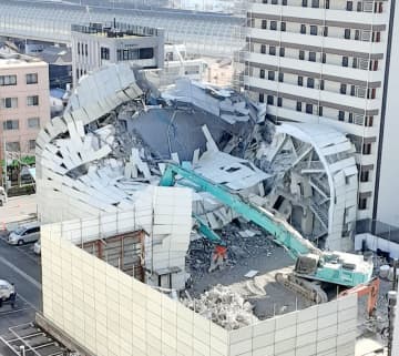 【速報】船橋のビル解体現場で足場囲い崩れる　放水作業中の男性重傷　近隣住民「ものすごい音、真っ白な粉じんが…」