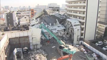 ビル解体現場で崩壊事故　足場が曲がり...けが人も