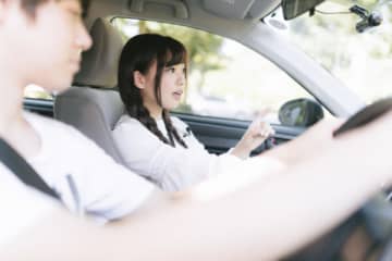 「助手席に乗った人は左側を確認するのが常識？」忘れると彼氏に怒られる…ともやもやする女性の投稿