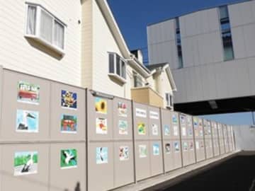 愛宕駅西口駅に、小学生たちが描いた作品の屋外美術館