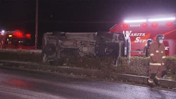 中央分離帯に衝突...車横転　路面凍結 スリップ事故か　千葉