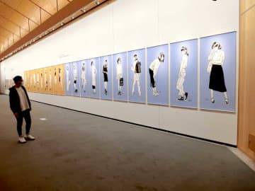 約3万人の入場者を集めた「江口寿史イラストレーション展　彼女」の会場＝昨年10月、千葉県立美術館