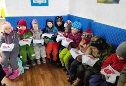 カイロを持つウクライナの子どもたち（提供）