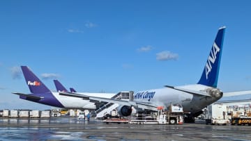 成田空港でANA貨物機がスリップ　機材に接触、横向きに停止　駐機スポットの路面が凍結か　けが人なし
