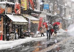 物販店が並ぶ城崎温泉街も一時、強い雪と風に見舞われた＝豊岡市城崎町湯島