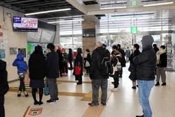 電車の運行再開を待つ人たち＝午前9時ごろ、JR明石駅