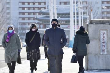 マスクを着けて平壌市内を歩く市民ら＝24日（共同）