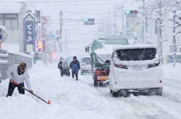 一面に雪が積もった津山市街地。積雪は観測史上最大となる46センチとなった＝25日午前8時20分