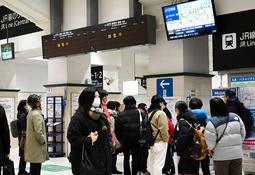 JR神戸線では夕方に運転再開を発表した後も、運行状況は「調整中」のままだった＝25日午後5時38分、神戸市中央区、JR三ノ宮駅