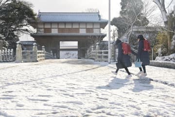 雪が積もった水戸城大手門付近=25日午前8時51分、水戸市三の丸
