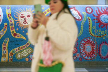 グランドセントラル駅のコンコースの壁面に装飾された草間弥生さんが手がけたモザイク画＝25日、米ニューヨーク（AP＝共同）