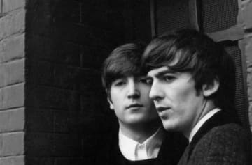 英ロンドンで公開予定のジョン・レノンさん（左）とジョージ・ハリスンさんの写真。ポール・マッカートニーさんが撮影した（ナショナル・ポートレート・ギャラリー提供、英PA通信＝共同）
