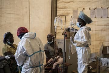 マラウイの首都リロングウェの病院でコレラ患者の治療に当たる医療従事者＝11日（AP＝共同）