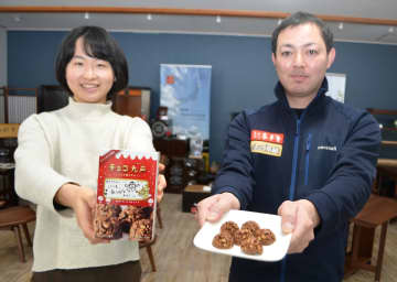 限定販売の「チョコ九戸」をアピールする澤口慶太課長（右）と福島多恵さん＝25日、九戸村