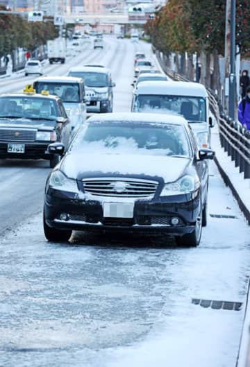 積雪で立ち往生し、放置された車両＝25日午前8時10分、長崎市赤迫3丁目（画像は一部加工）