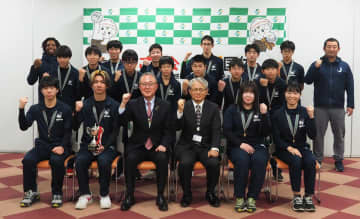 金子市長（前列左から3人目）らと喜びを表現する佐野ブレーブスのメンバー