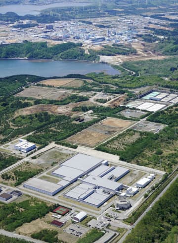 日本原燃のウラン濃縮工場（手前）。奥は使用済み核燃料再処理工場＝2020年、青森県六ケ所村