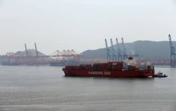 韓国・釜山の港に到着した船＝2013年8月（ロイター＝共同）